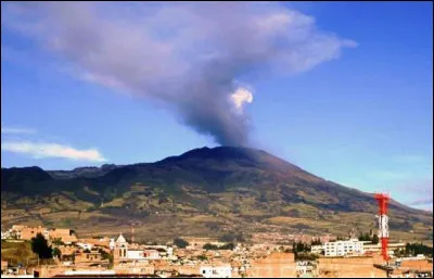 Quel est ce volcan de Colombie qui culmine à 4 276 m d'altitude dans les Andes ?