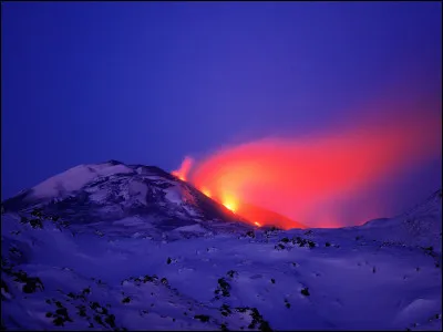 Quel est ce volcan du sud de l'Islande qui culmine à 1 488 m d'altitude ?