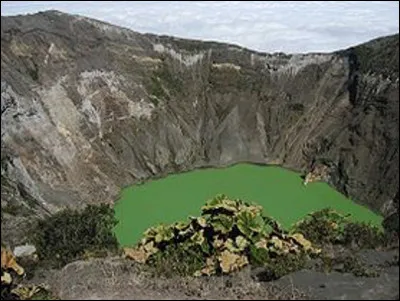 Quel est ce volcan volcan du Costa-Rica qui culmine à 3 432 m d'altitude et dont le cratère héberge un lac acide ?