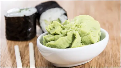 Le wasabi est un met rare et cher, cependant on le trouve beaucoup dans les restaurants et supermarchés pour un prix raisonnable car ce nest pas du vrai wasabi. Par quoi est-il remplacé ?