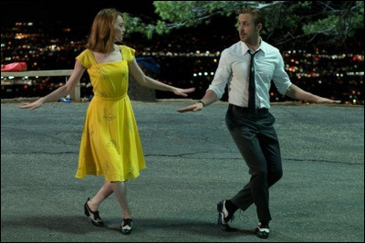 Cette comédie musicale sortie en 2017 raconte l'histoire d'une actrice en quête de reconnaissance et d'un musicien qui gagne de l'argent en jouant dans des bars. Quel est le film ?