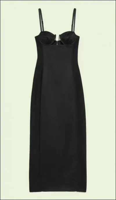 Le noir de la robe vous empêche peut-être de bien la voir, mais pouvez-vous deviner son prix ?