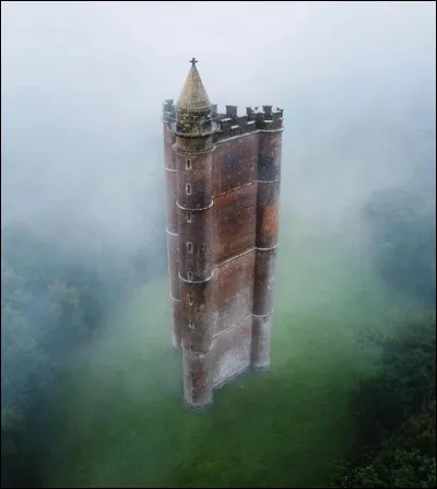 Cet édifice n'a-t-il pas l'air un tant soit peu irréel ?