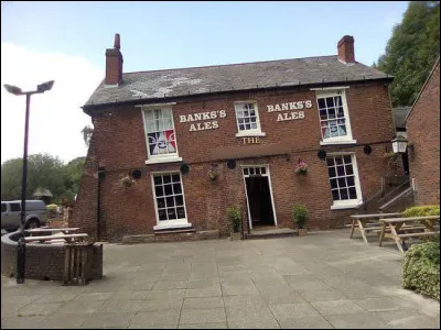 Comment se nomme ce pub anglais légèrement de traviole ?