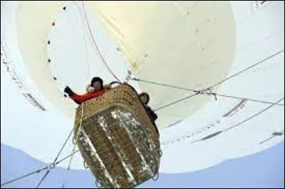 Qui réussit la première traversée en solitaire du pôle Nord en ballon, le 10 avril 2010 ?