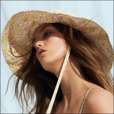 C'est un beau chapeau qu'il nous manque pour ce protéger du soleil. Quel est le prix de celui-ci ?