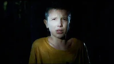 Quand elle est seule, Eleven se promène dans le salon et regarde une publicité. Sur quel sujet ?