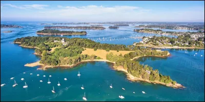 Trouvez l'intruse parmi ces villes du département du Morbihan (56).