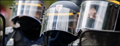 Que désigne le sigle ''CRS'' ?