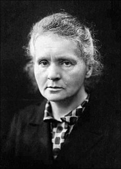 Complète la phrase suivante par la bonne proposition."Marie Curie [...] notamment fait connaître pour avoir reçu un prix Nobel dans deux domaines scientifiques distincts".
