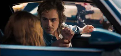 Qui accompagne Max au collège ?