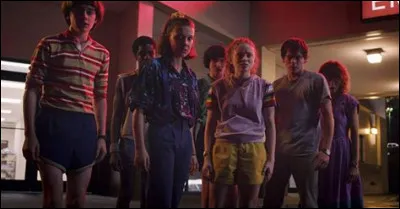 Comment la petite amie de Dustin s'appelle-t-elle ?