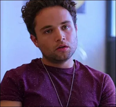 Quelle est la couleur de la coque de téléphone de Gerry ?