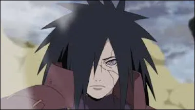 Il est du clan Uchiwa, il a sauvé Obito et il a battu plusieurs Kage.