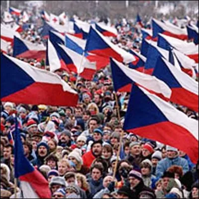 Quelle r&eacute;volution a renvers&eacute; le r&eacute;gime communiste en Tch&eacute;coslovaquie en 1989 ?