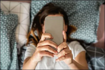 Ta fille joue sur son téléphone, le soir, en cachette. Quelle est ta réaction ?