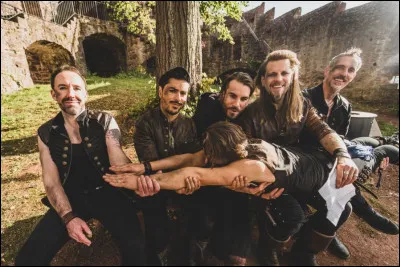 Complétez : 
"Der Maiden Glanz und..."