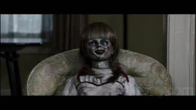 De quelle couleur sont les yeux de la silhouette croisée par Mia dans le sous-sol du bâtiment ?