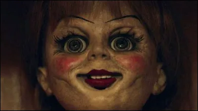 Comment s'appelle le curé de Mia et de John ?