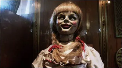 Pour qui une mère de famille va-t-elle racheter la poupée Annabelle dans une boutique d'antiquités, peu de temps après ?