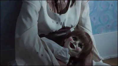 Quelle dame va aider Mia à en savoir plus sur les rites sataniques ?