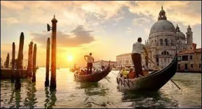 Dans quelle ville italienne la gondole est-elle tr&egrave;s r&eacute;pandue afin de se d&eacute;placer ?