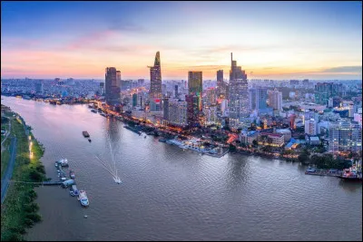 Avant d'être rebaptisée, en 1975, Hô Chi Minh-Ville, du nom du fondateur du parti communiste vietnamien, comment s'appelait la plus peuplée des villes du Vietnam ?