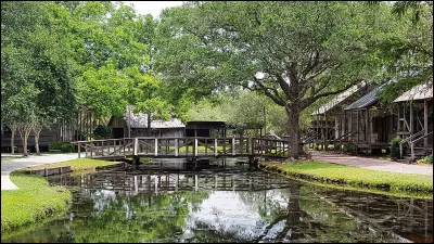 Cet officier de l'armée française fut nommé général de l'armée indépendantiste américaine par George Washington et joua un rôle prépondérant dans la guerre d'indépendance des États-Unis contre la Couronne britannique, ce qui lui valut de multiples récompenses, dont celle de donner son nom à une ville de Louisiane. Qui est ce militaire ?