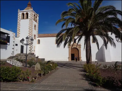 Entre 1402 et 1405, l'explorateur et conquérant français Jean de Béthencourt fut le premier européen à coloniser un archipel de l'Atlantique dont il fonda la première capitale en lui donnant son nom. Quel est cet archipel ?
