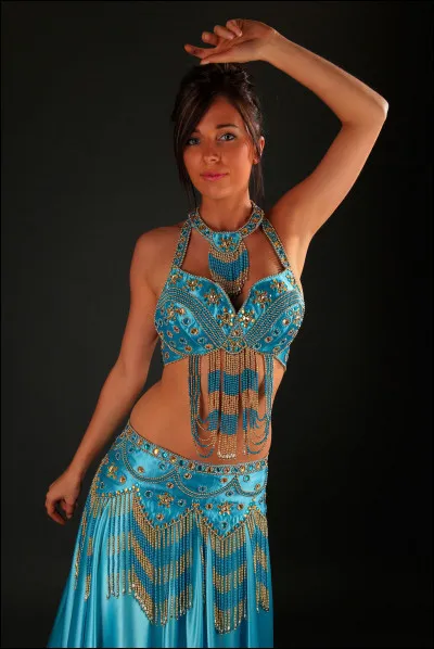 On revient en 2022 ! Qui interprète les paroles "Tends-moi la main et ton cur dans un tourbillon, danse autour de moi, pour que je m'abandonne" ?