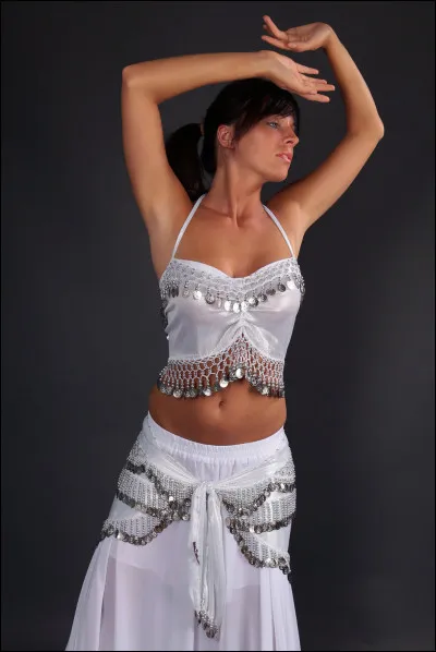 Qui chantait "Que tu vives ici ou là-bas, danse avec moi !"