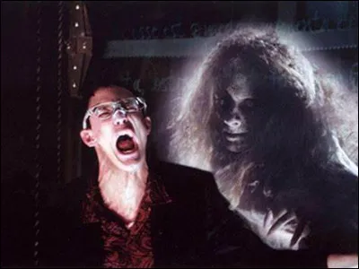 Qui prétend être celui qui appelle Tara Carpenter au début du film ?