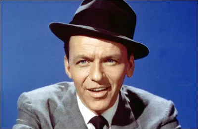 Qui est ce chanteur, interprète du standard ''Strangers in the Night'' (Des étrangers dans la nuit) ?