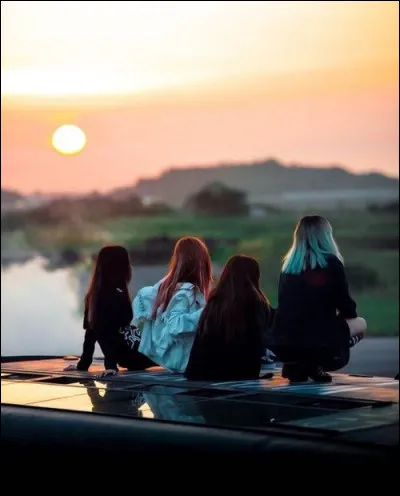 Au début du clip, on voit Rosé jouer de la guitare dans une maison vide. On peut aussi discerner Lisa courant dans les couloirs de sa vieille école et allongée sur un pont.
Pourrais-tu retrouver le titre de cette chanson ?