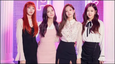 À la fin du clip, on peut voir les Blackpink former le mot "love" avec leurs doigts. Le nom de la chanson est...
