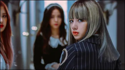 La traduction française du titre de la M/V signifie "siffler". Au début du clip, on aperçoit les filles sur l'écran d'une télé. Quel mot est-il affiché ensuite ?