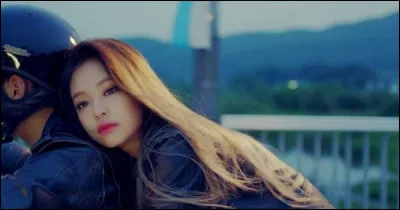 Dans le tournage de cette chanson, Jisoo est aperçue dans un placard. On remarque aussi Lisa allongée sur des feuilles mortes. Quel est le titre de cette chanson ?