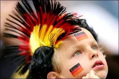 Quel est le pays de ce jeune supporter ?