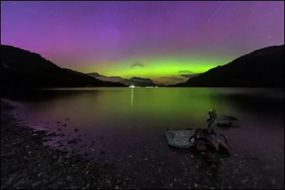 Quel célèbre plan d'eau, associé à une légende de monstre, a été creusé par les glaciers en Écosse sur 37 kilomètres de long et 320 mètres de profondeur ?