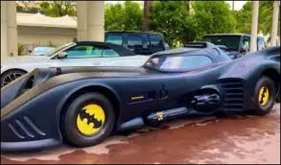 À combien de kilomètres par heure Batman conduit-il dans sa Batmobile ?
