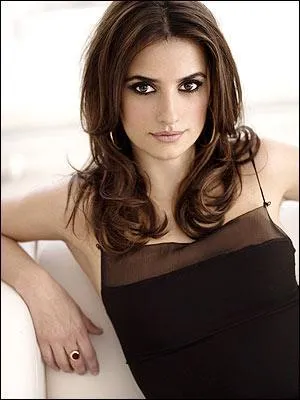 Actrice favorite de Pedro Almodvar, elle a su s'imposer dans des rles trs varis au cinma. Comment s'appelle-t-elle ?