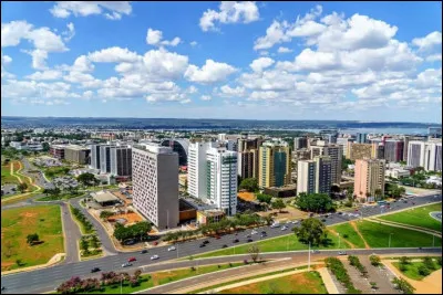 Quelle est cette ville, capitale et plus grande ville du Niger située sur le fleuve Niger ?