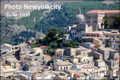 Quelle est cette ville italienne de Sicile, chef-lieu de la province du même nom, cité occupée depuis l'Antiquité ?