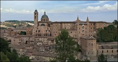 Quelle est cette ville d'Italie centrale, de la région des Marches un des pôles de la Renaissance italienne ?