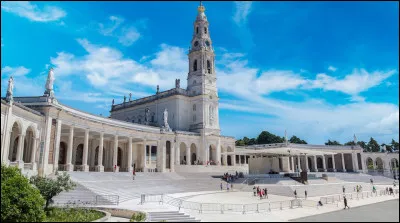 Quelle est cette ville du Portugal, célèbre depuis 1917 pour ses apparitions mariales et ensuite pour son sanctuaire dédié à la Vierge Marie ?