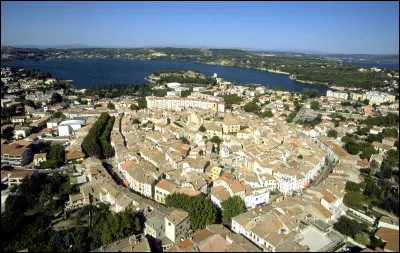 Quelle est cette ville française des Bouches-du-Rhône située près de l'étang de Berre et du parc des Alpilles ?
