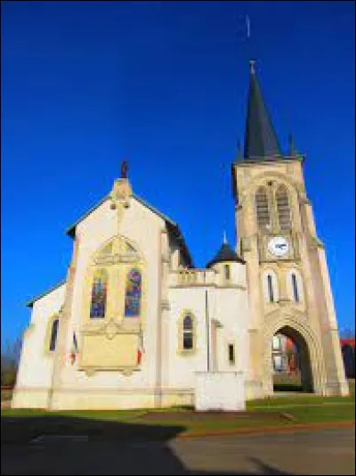 Nous sommes dans le Grand-Est, au pied de l'église de l'Exaltation-de-la-Sainte-Croix, à Fey-en-Haye. Petit village de 77 habitants, dans l'aire d'attraction Mussipontaine, il se situe dans le département ...