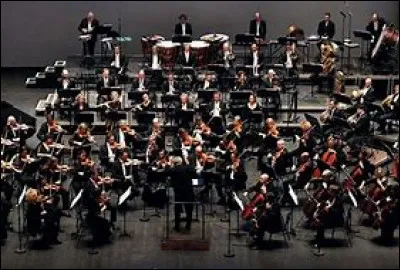 Quel instrument est placé devant, à gauche du chef d'orchestre le plus souvent et sur l'image ?