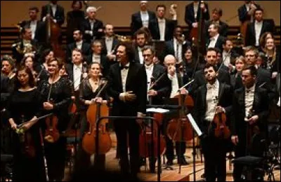 Les vents sont placés derrière les cordes.