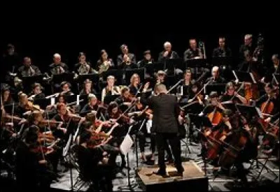 Pourquoi les cordes dans un orchestre, sont-ils placés devant les vents ?